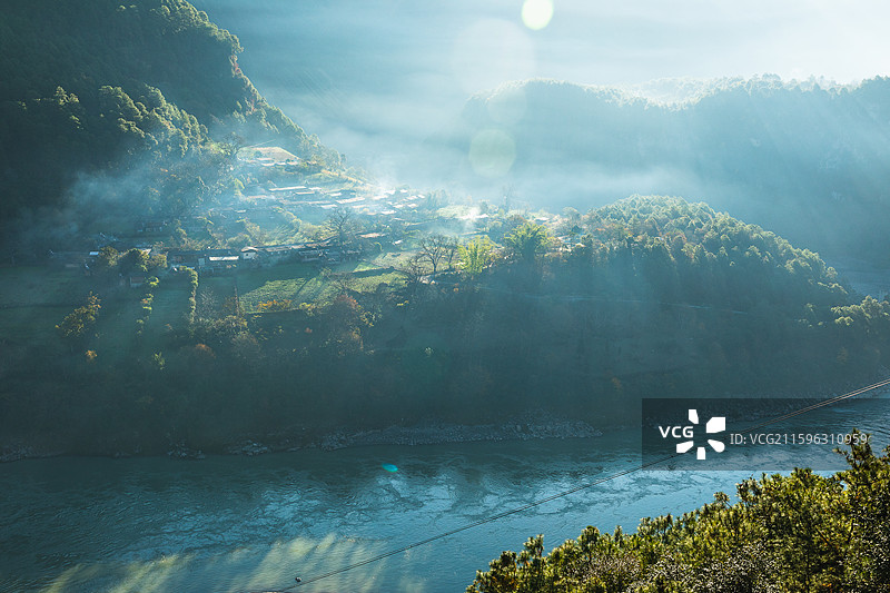 在云南省贡山独龙族怒族自治县丙中洛镇拍摄的“怒江第一湾”。图片素材