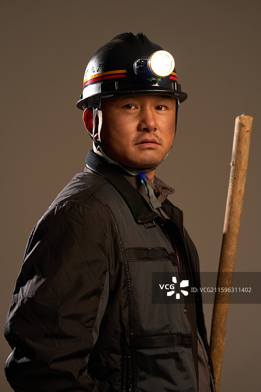 一名煤矿工人努力工作图片素材