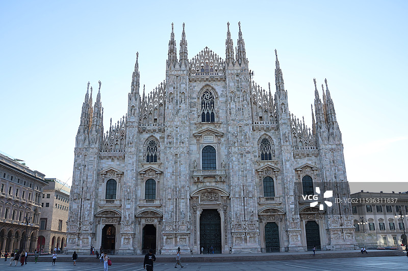 米兰大教堂穹顶之光，埃马努埃莱拱廊奢华购物，斯卡拉歌剧院艺术盛宴，斯福尔扎城堡历史回响，拿破仑大街时图片素材