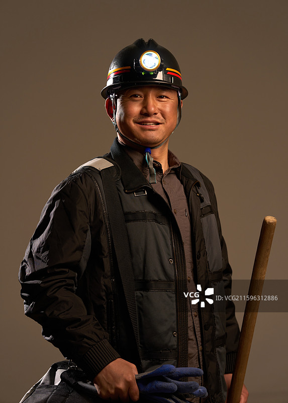 一名煤矿工人努力工作图片素材