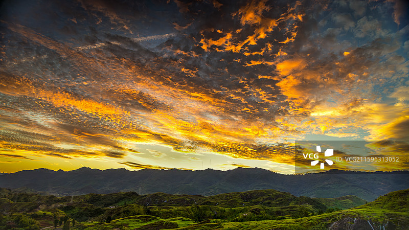 深绿山野间，阳光燃烧的玫瑰金洒满天际，火光照耀下把炽热、生机、辽阔群山和苍穹烩成世纪绚烂的神画。图片素材
