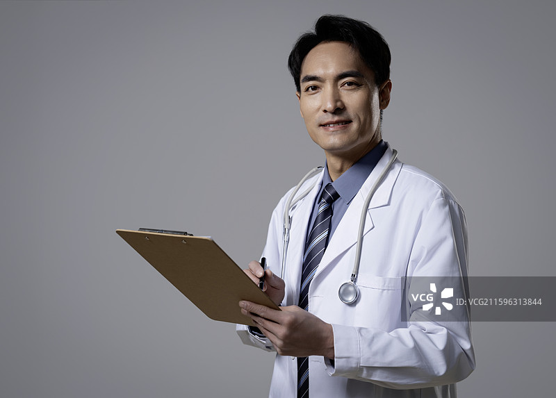 医生手持病历图片素材