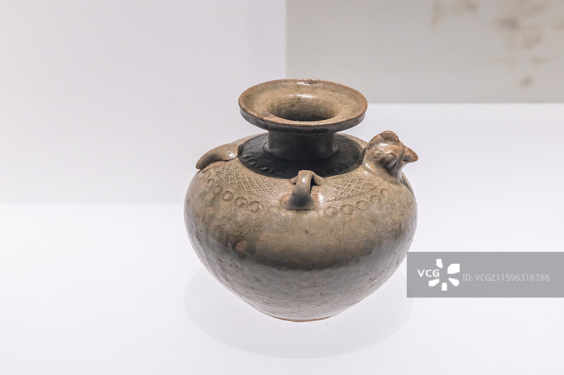 湖北省博物馆青釉印花鸡首壶西晋时期265-316年1971年湖北省鄂州市武黄公路出土图片素材