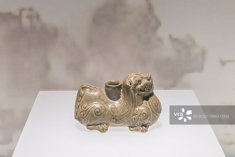 湖北省博物馆青釉狮形插器西晋时期265-316年1971年湖北省鄂州市西山出土图片素材