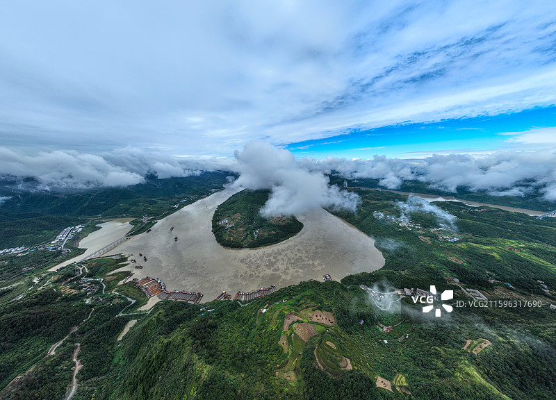湖北省十堰市郧阳区，汉江云遮雾绕风光图片素材