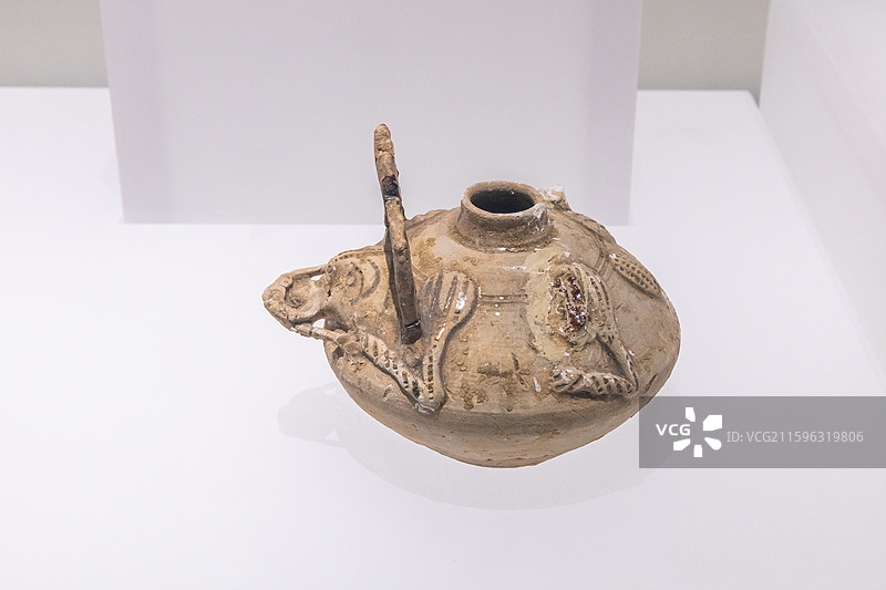 湖北省博物馆青釉笔架式蛙形水盂西晋时期265-316年1992年湖北省鄂州市周家垴29号墓出土图片素材
