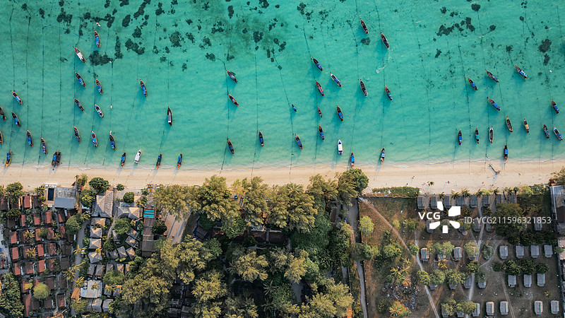 俯拍丽贝岛沙滩长尾船图片素材