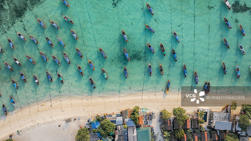 俯拍泰国丽贝岛长尾船沙滩图片素材
