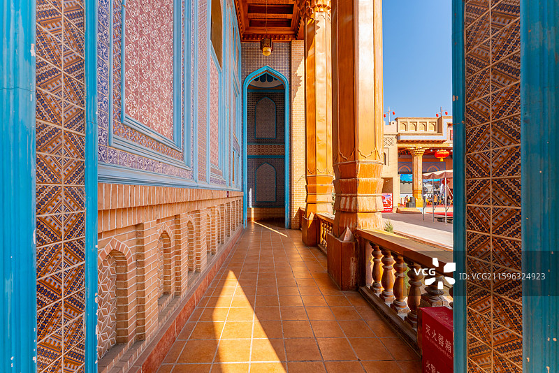 阳光透过新疆喀什地区莎车非物质文化遗产博览园叶尔羌汗王宫中亚风格走廊图片素材
