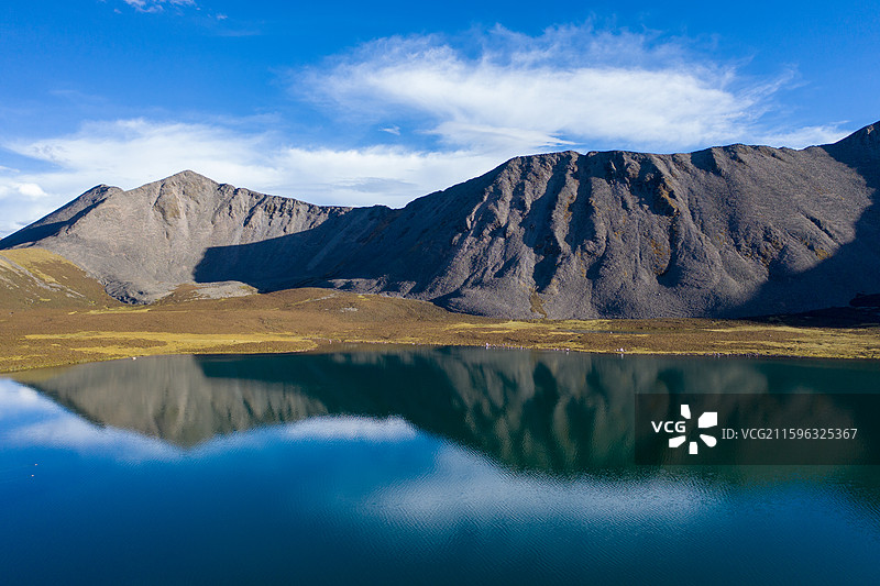 航拍思金拉措，山南地区桑日县增期乡，是西藏的财神湖，航拍镜头下倒影清晰，有许多玛尼堆图片素材