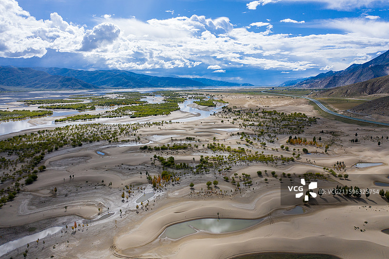 扎囊国家沙漠公园，位于西藏山南市扎囊县桑耶镇扎若村，在雅鲁藏布江北岸，沙漠中有倒影图片素材