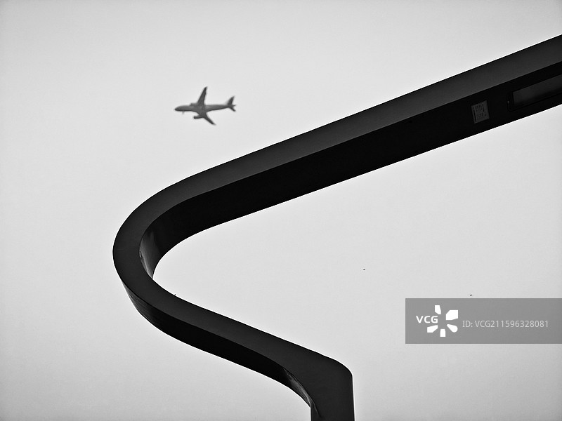 路灯与飞机同框图片素材