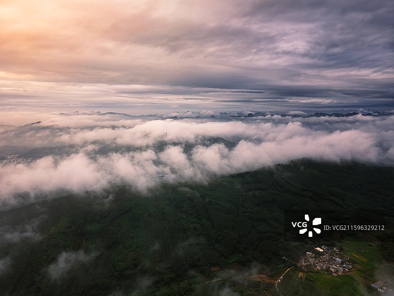 县城上的云海图片素材