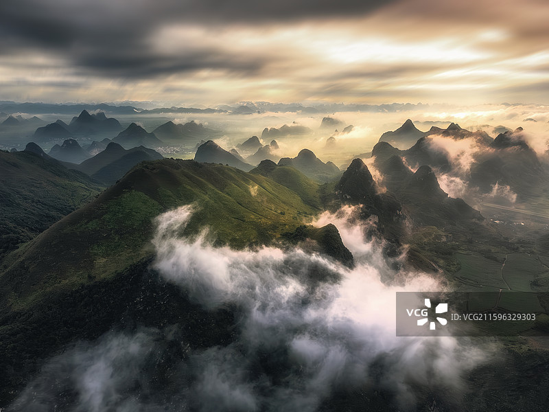 县城上的云海图片素材