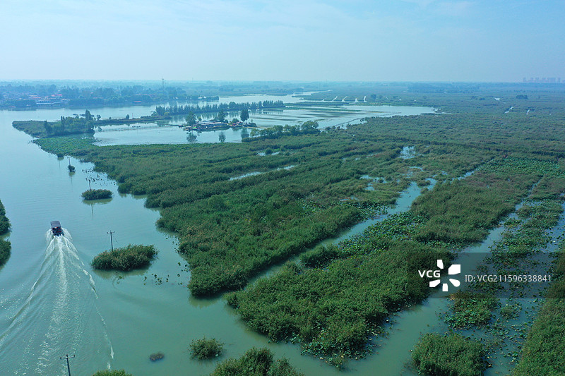 深秋露重漫芳盈，残荷芦苇映水清  千帆竞渡湖光碎，雁阵排云晓月惊  华北明珠白洋淀，雄安新策定坤灵图片素材