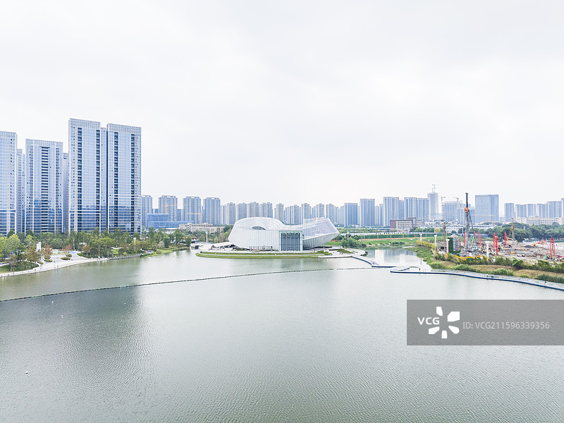 航拍杭州余杭玉湖公园美术馆 杭州余杭城北新地标建筑 杭州大城北新建的城市公园 玉湖公园 美术馆图片素材
