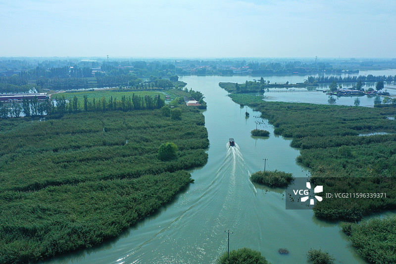 深秋露重漫芳盈，残荷芦苇映水清  千帆竞渡湖光碎，雁阵排云晓月惊  华北明珠白洋淀，雄安新策定坤灵图片素材