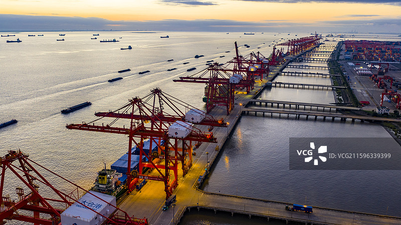 江苏苏州港各港区码头节后奋力冲刺四季度图片素材