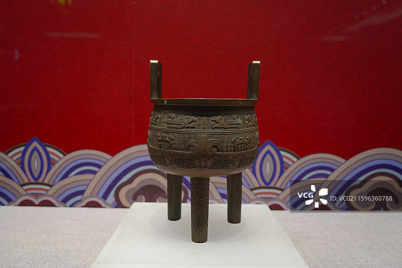 沈阳故宫藏清代古铜夔龙纹直耳三足铜鼎图片素材