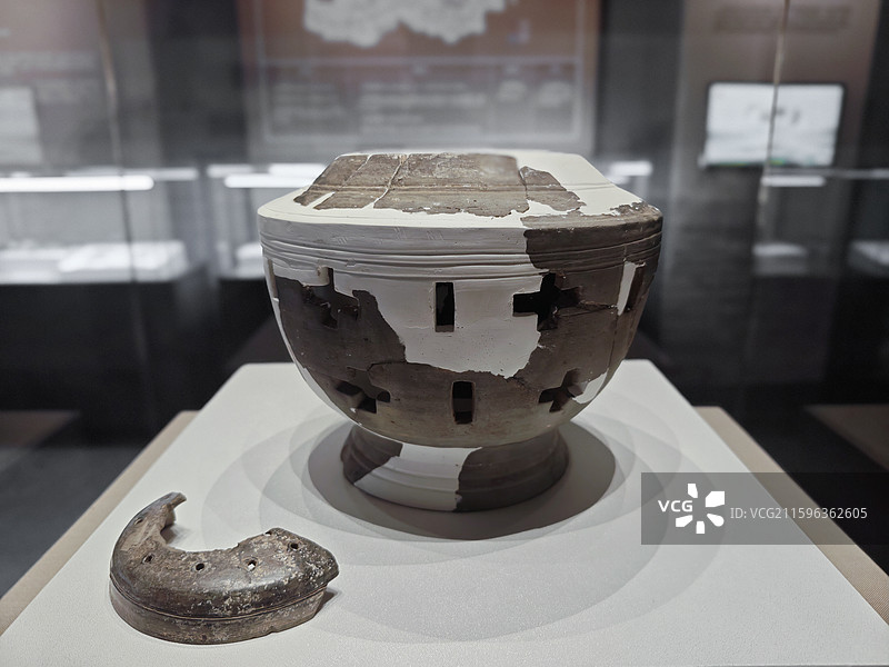 双层陶簋(gui) 商(公元前1600年一公元前1046年)图片素材