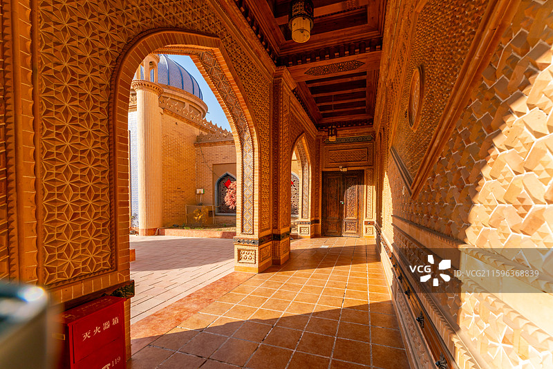 阳光透过新疆喀什地区莎车非物质文化遗产博览园叶尔羌汗王宫中亚风格走廊图片素材