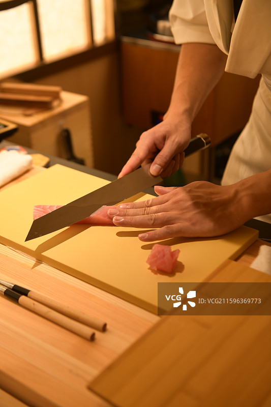日式料理餐厅切生鱼片图片素材