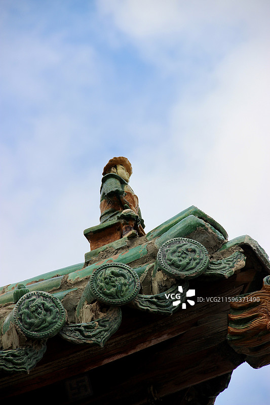 山西大同古建净土寺屋脊小金人图片素材