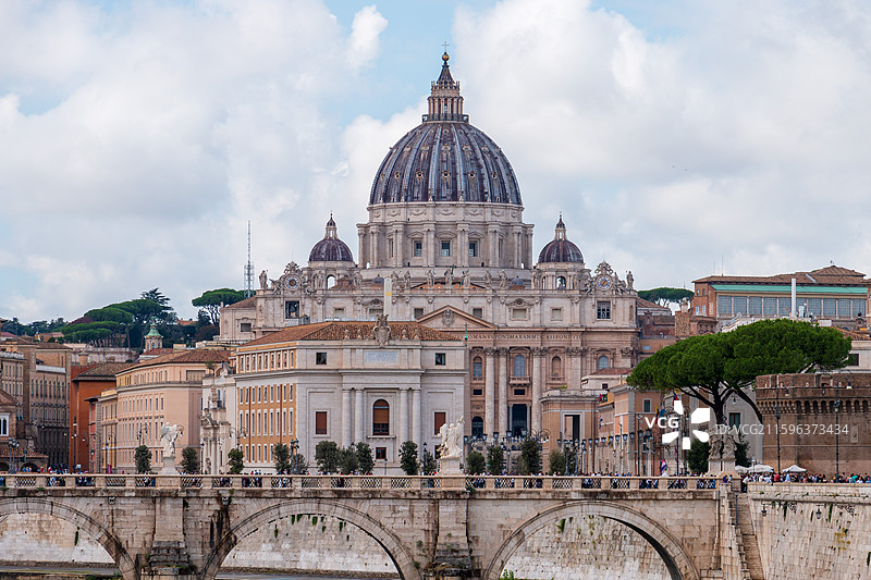 圣彼得大教堂和圣天使桥图片素材