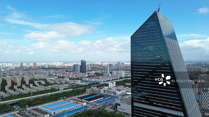 航拍视角下的上海奉贤新城地标建筑——中小企业联合大厦图片素材