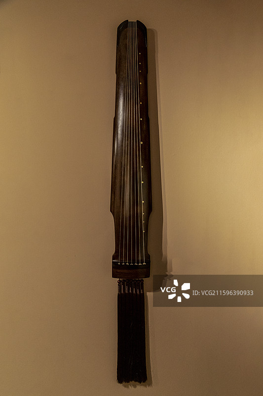 江苏省扬州非遗珍宝馆“扬州工艺美术馆”：琴名：洗凡（款式：仲尼；老杉木；生漆鹿角霜擦漆）图片素材