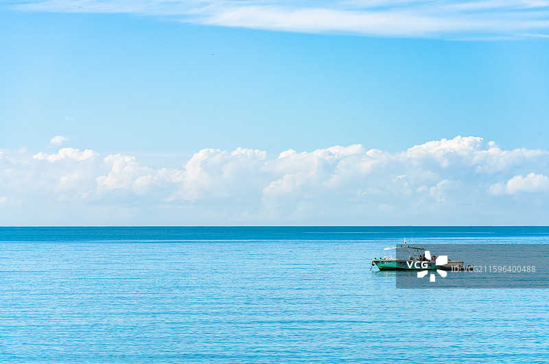 中国海南三亚大东海海洋上的渔船图片素材