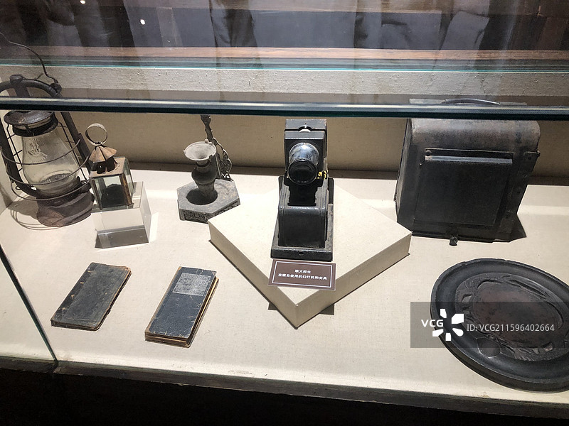 中南联大蒙自分校-联大师生在蒙自使用的幻灯机和文具图片素材