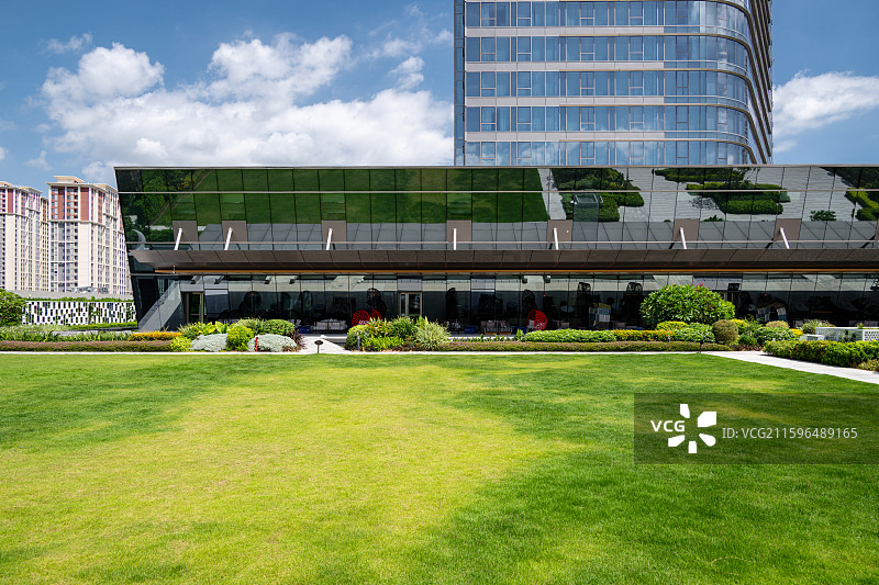 福建省厦门市杏林湾建筑与绿色屋顶景观图片素材