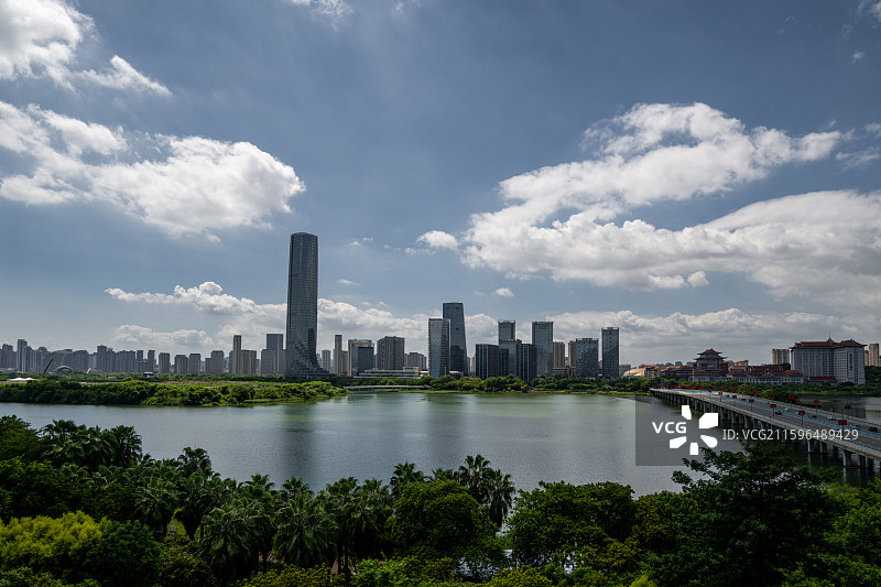 福建省厦门市杏林湾城市天际线与湖景图片素材