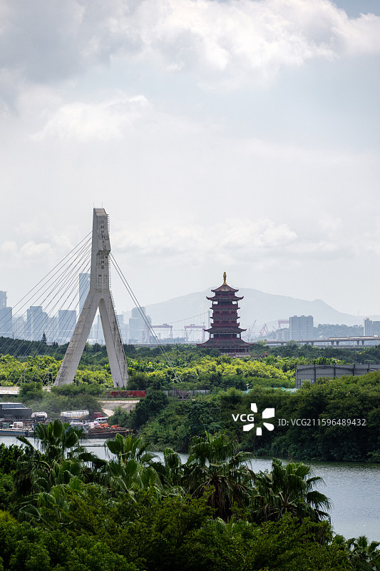 福建省厦门市杏林湾的现代桥梁与传统塔楼图片素材