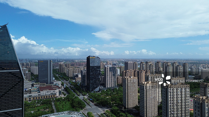 航拍视角下的上海奉贤新城地标建筑——中小企业联合大厦图片素材