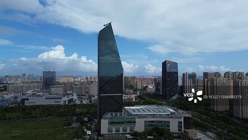 航拍视角下的上海奉贤新城地标建筑——中小企业联合大厦图片素材