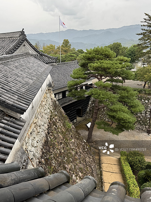 日本高知县高知城，从天守阁内部俯瞰城门图片素材