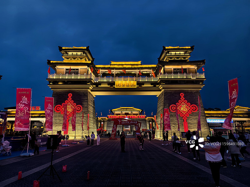 节日期间，众多游客夜游临沂郯国古城图片素材