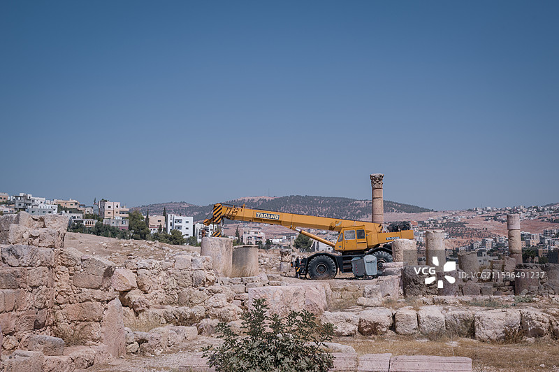 约旦杰拉什古城废墟与工程车图片素材