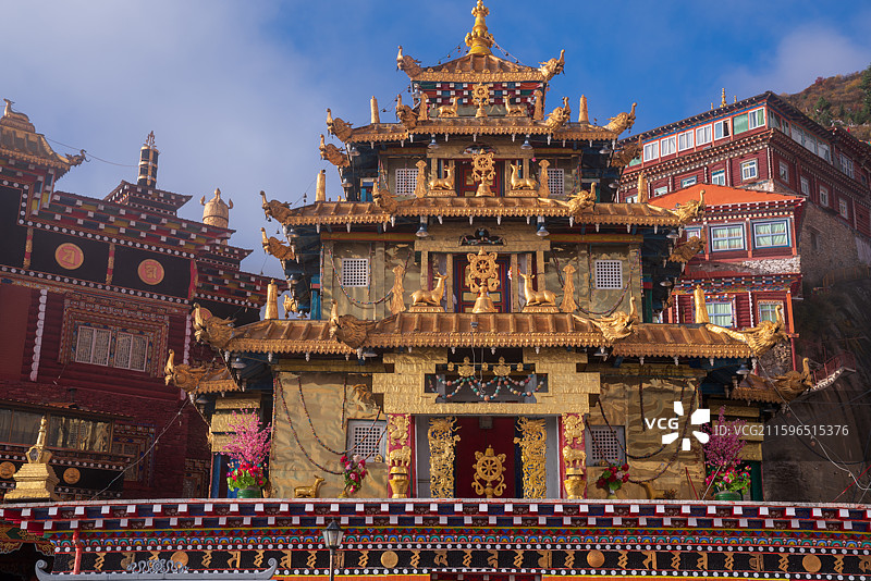 白玉嘎托寺、噶陀寺，位于四川省甘孜藏族自治州白玉县河坡区白龙沟的多尼山山腰，十明佛学院，神似色达图片素材