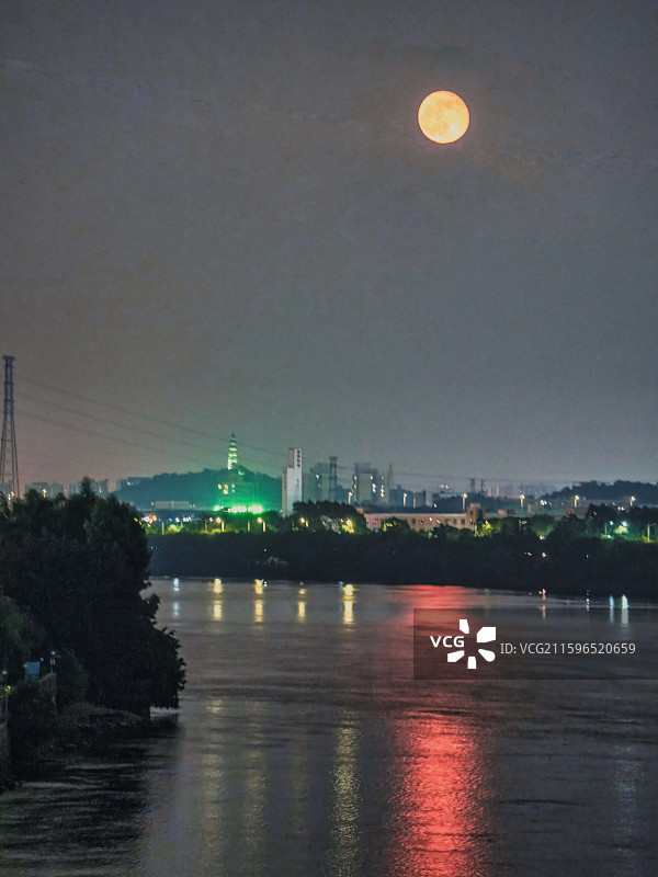 榴花塔明月升起图片素材