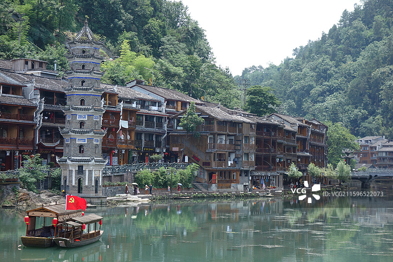 湖南省湘西州凤凰县沱江镇凤凰古城：沱江万名塔图片素材