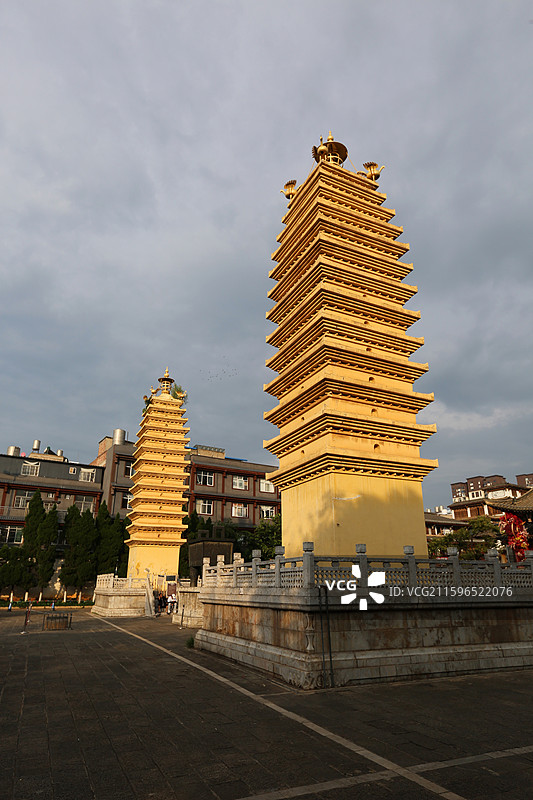 云南省昆明市官渡古镇妙湛寺双塔图片素材