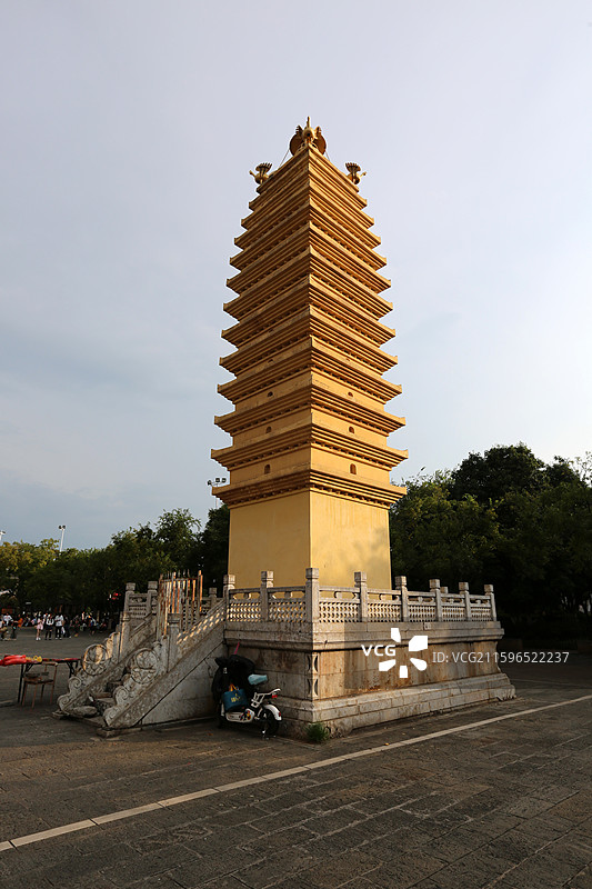 云南省昆明市官渡古镇妙湛寺双塔图片素材