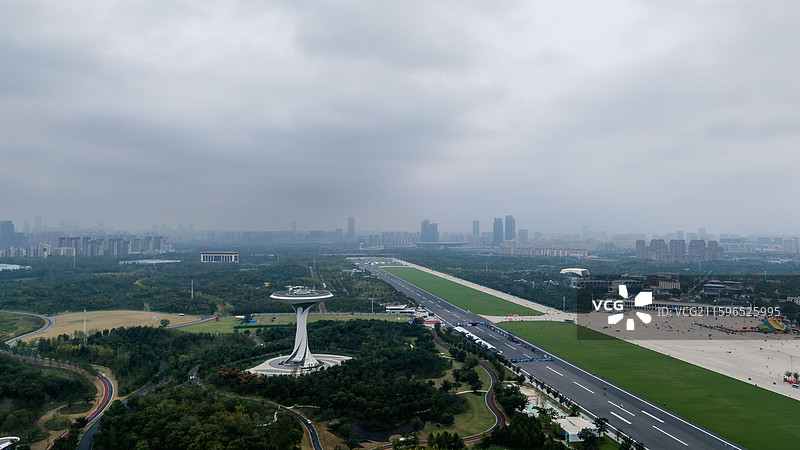 合肥骆岗公园内的机场航站楼和跑道旧址，合肥中央公园，现代城市风景图片素材