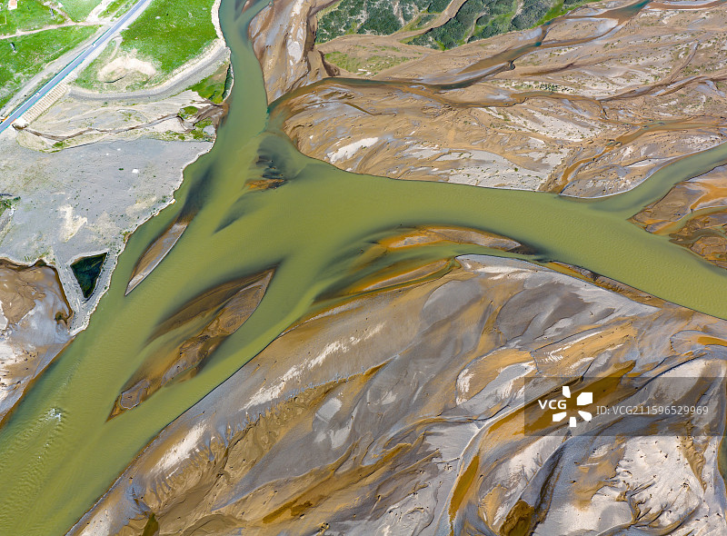 航拍227国道果洛段黄河（上游）风光图片素材