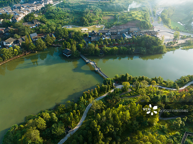 龙凤古镇湖景图片素材