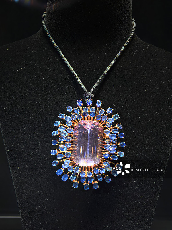 粉色宝石项链锂辉石图片素材