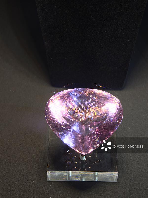 粉色锂辉石珠宝图片素材